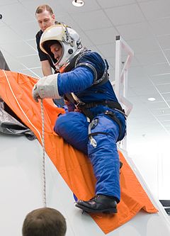 Astronautas jogando xadrez em trajes espaciais em hotel cápsula