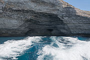 Deutsch: Die Meeresgrotte Sdragonato (Drachenhöhle) wird bei ruhiger See von Ausflugbooten befahren. English: During calm seas excursion boats can sail into the marine grotte Sdragonato.