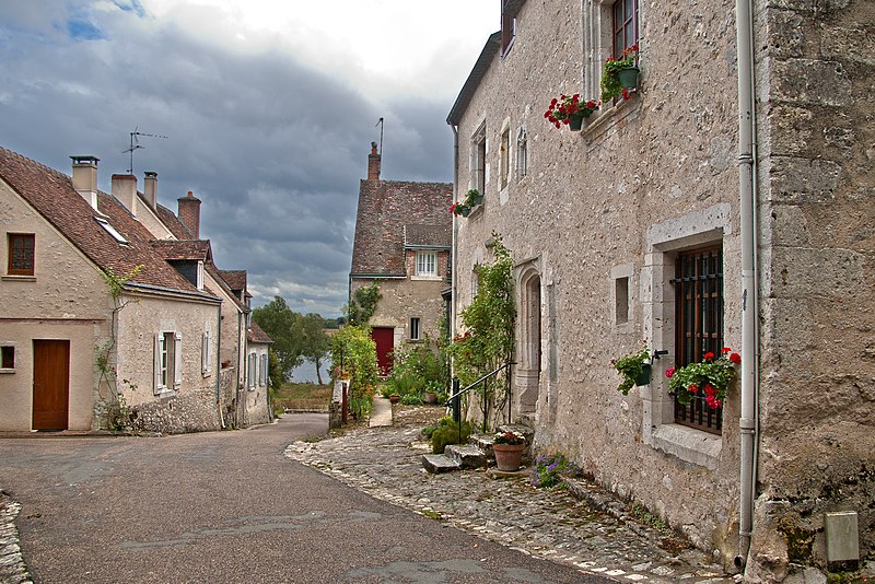 File:Cour-sur-Loire (Loir-et-Cher). (8030233292).jpg