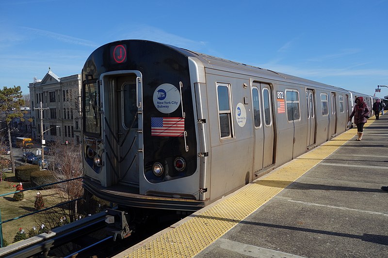 File:Crescent St BMT td 33 - R143 J train.jpg