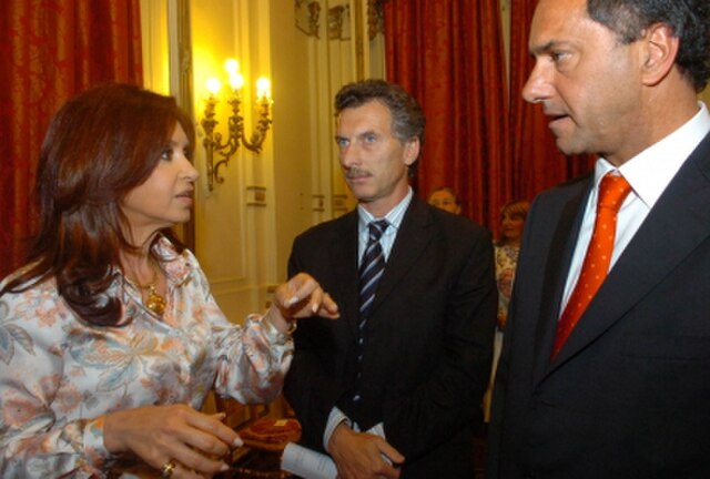 Macri (center) with President Cristina Fernández de Kirchner (left) and Buenos Aires Governor Daniel Scioli (right) in 2008