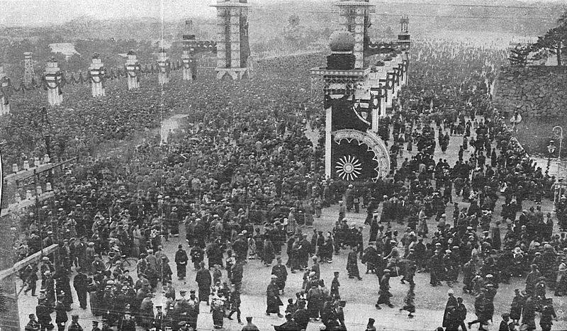 File:Crowd awaiting Crown Prince Tokyo Dec1916.jpg