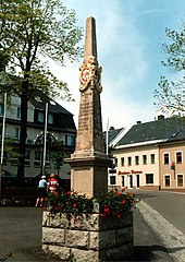 Postsäule in Oberwiesenthal mit Entfernungsangaben über den Pass nach Karlsbad