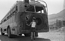 אוטובוס שנפגע מקטיושה, קריית שמונה, 1969. צלם- דני הדני, מאוספי הספרייה הלאומית, ישראל.