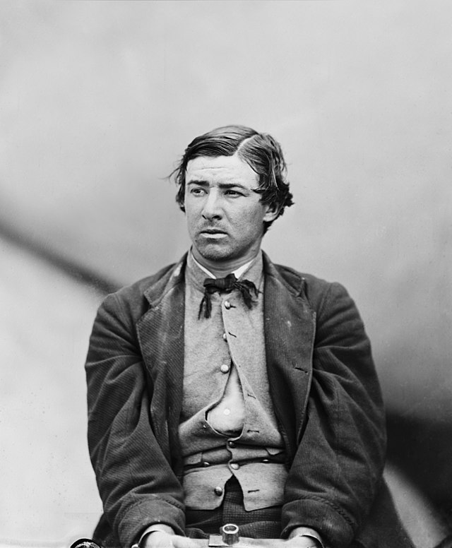 David E. Herold, um dos conspiradores do assassinato de Abraham Lincoln, fotografado no Washington Navy Yards, Washington D.C., após sua prisão.