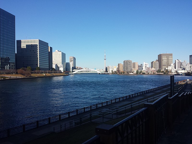 File:De Sumida en de Eitai-brug gezien vanaf Tsukuda 2-chōme, -15 december 2014 a.jpg