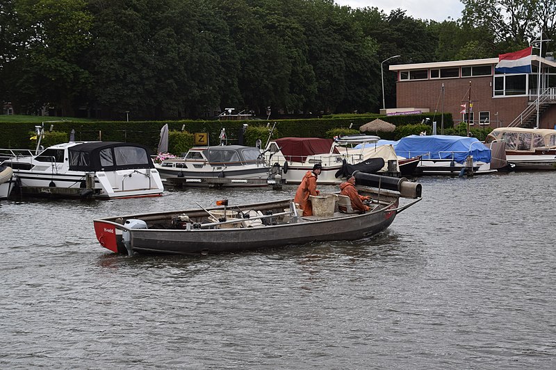 File:De vissersboot BULLDOG op het Kanaal van Steenenhoek (02-.JPG