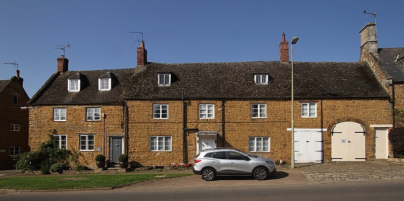 File:Deddington HighSt GroveCottages.jpg