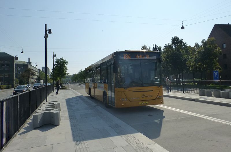 File:Den kvikke vej - first buses 01.JPG