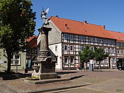 Denkmal und Fachwerkhaus am Buchholzmarkt