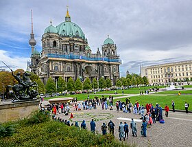 Люстгартен, вид на северо-восток, на Берлинский кафедральный собор и реконструированный Королевский дворец, 2022 год
