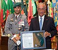 O Presidente Marcelo Rebelo de Sousa com o seu diploma de "paraquedista honorário", na Sala do Tempo Passado.