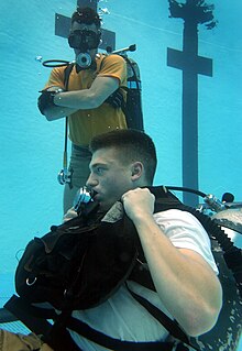 The instructor monitors a trainee practicing diving skills Diving training -c.jpg