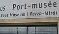 Douarnenez : l'entrée du port-musée (panneau trilingue)