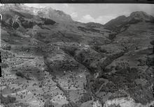 Aerial view from 500 m by Walter Mittelholzer (1923) ETH-BIB-Amden mit Gulmen v. S. 500 m-Inlandfluge-LBS MH01-003671.tif