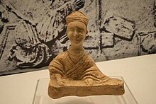 A ceramic figurine of a guqin player, from the Pengshan Tomb of Sichuan, dated Eastern Han Dynasty (25-220 AD) Eastern Han guqin player, pottery from Pengshan.JPG