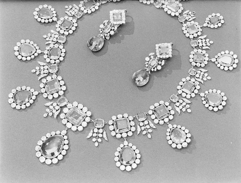 File:Een collier en oorbellen met edelstenen van juwelier Van Cleef, Bestanddeelnr 252-1601.jpg