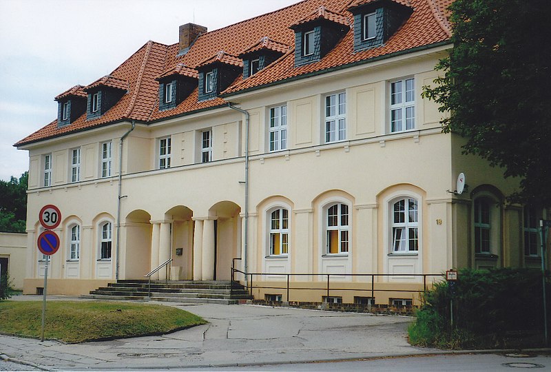 File:Ehemalige Private Oberschule Lauchhammer Ärztehaus.jpg