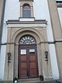 Eingangsportal der St. Trinitatis Kirche Wehrsdorf.JPG