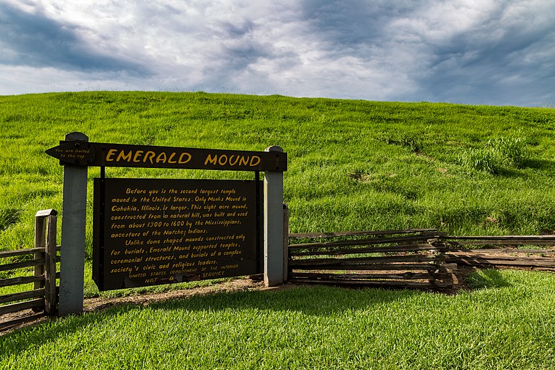 File:Emerald Mound - Natchez Trace Parkway (27507065320).jpg