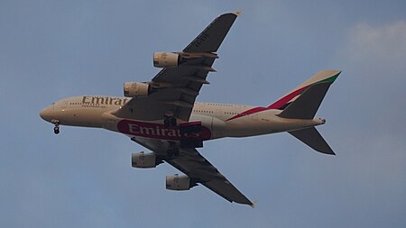 Fail:Emirates_Airbus_A380_(A6-EVD)_approaches_King_Abdulaziz_International_Airport_in_Jeddah,_Saudi_Arabia.jpg