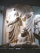 Deux statues de femmes, sans leurs têtes, personnifiant des cités, au-dessus d'une statue d'un homme personnifiant l'Euphrate