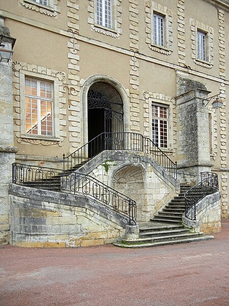 File:Escaliers extérieurs - mairie de La Réole.jpg