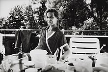 "Anna Langhoff ca. 1995 beim Frühstücken auf einem Balkon der Villa Waldberta"