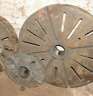 <span class="mw-page-title-main">Lathe faceplate</span> Workholding accessory