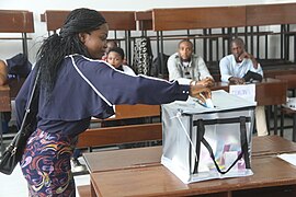Citoyenne congolaise votant à Kinshasa lors de l'élection présidentielle et législative de décembre.