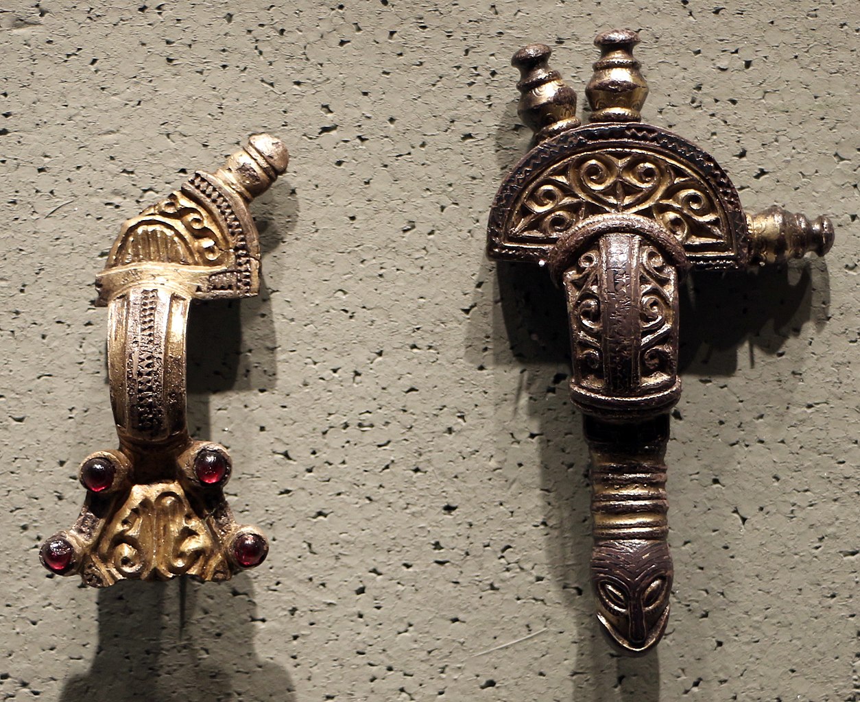 File:Fibule in argento dorato di produzione locale e ispirazione dai goti, da trento, 500-550 dc ca.jpg - Wikimedia Commons