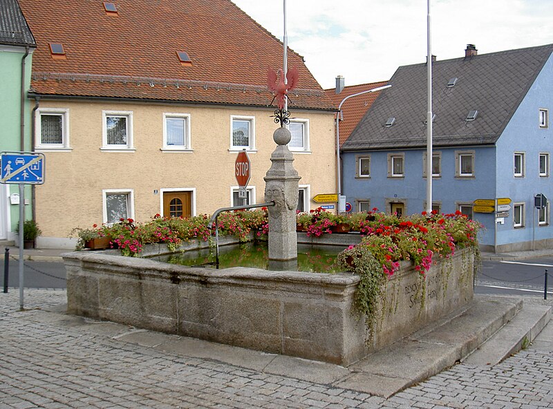 File:FlossMarktplatzBrunnen 02.JPG