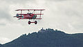 eine Fokker DR.1 Replika im Landeanflug vor der Burg Teck