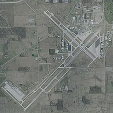Fort Wayne Uluslararası Havalimanı - USGS 10 Nisan 2002.jpg