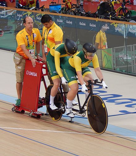 Jeux paralympiques : l'Australienne Jessica Gallagher et sa guide Madison Janssen au départ du 1 000 mètres contre la montre catégorie B, où elles remportent la médaille de bronze.