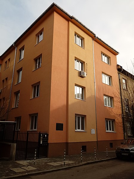 File:Georgi Hlebarov home with memorial plaque, 7 Angelo Roncalli Str. Sofia.jpg