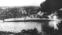 O cruzador alemão Blücher afundando no Fiorde de Oslo.