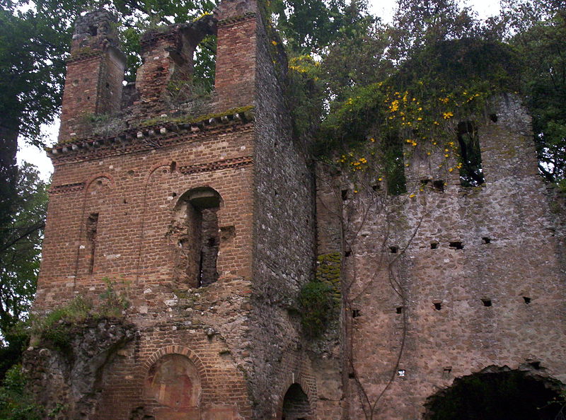 File:Giardino di Ninfa, particolare di un rudere.jpg