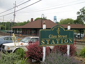 Глен көшесі вокзалы; Glen Cove sign.jpg