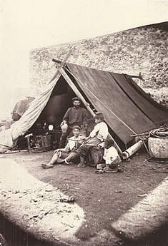 Hjemløse ofre for det store skælv i Messina, i 1908, under et telt.