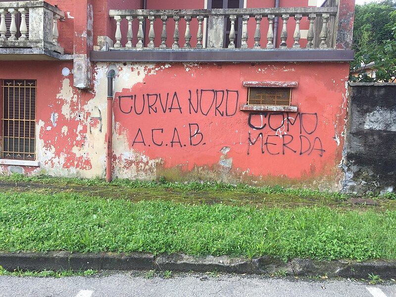 File:Graffito contro Como e polizia ultras del Varese stadio Ossola.jpg