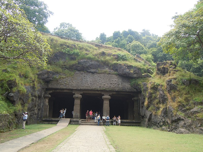 File:Grottes d'Elephanta - entrée nord de la grotte principale.jpg