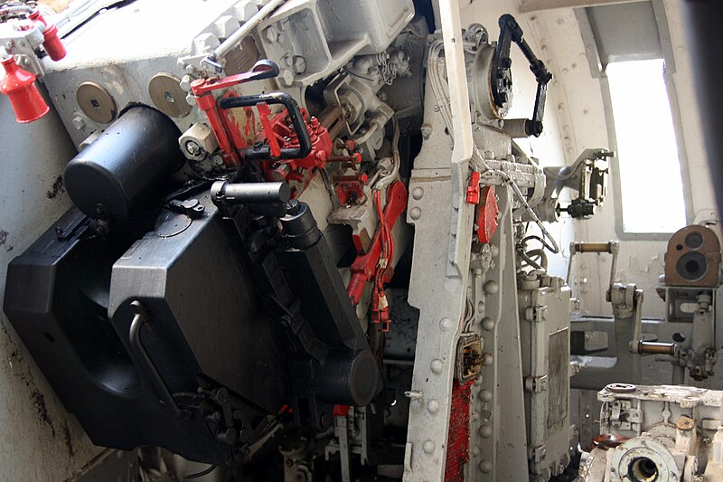 File:HMS Belfast - 4 inch guns - gun back 1.jpg