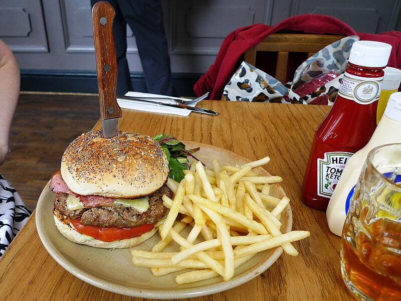 File:Hamburger and fries - Brownswood, Finsbury Park, London.jpg