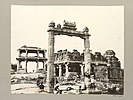 Hampi King's Balance Vitthala Temple Street ingresso vicino al fiume 1856 photo.jpg