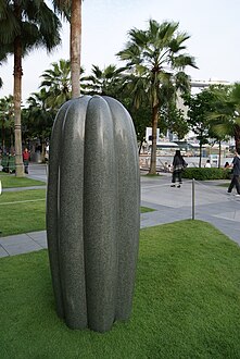 Eine Skulptur in Form einer Frucht oder eines Samens auf dem Gelände der Esplanade – Theatres on the Bay