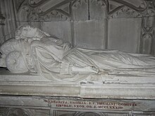 Statue d'une femme en robe couchée sur le dos, une main sur le ventre et l'autre le long du corps.