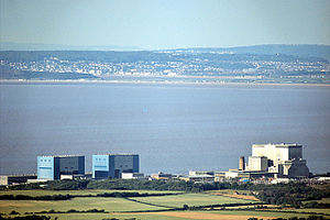 Hinkley Point A'nın iki reaktörünün solunda, Hinkley Point B'nin sağında