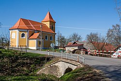 Pohled na most a kostel Všech Svatých na kraji obce (2019)