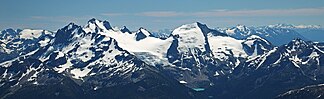 Die Joffre Group vom Mount Marriott. Der Joffre Peak (links), der Mt. Matier (hier der höchste Gipfel) und der Slalok Mountain (rechts)